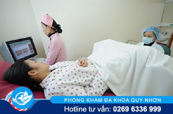 huyết trắng màu xanh lá cây